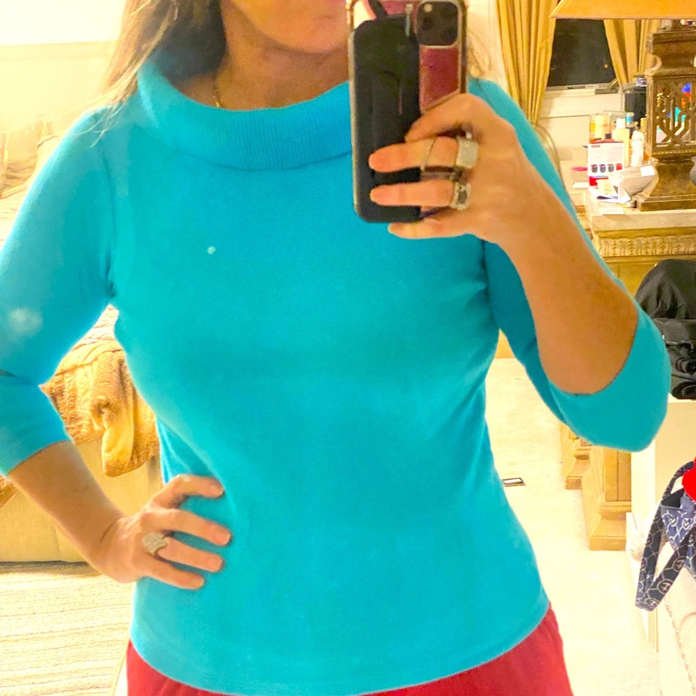 Size small, turquoise top